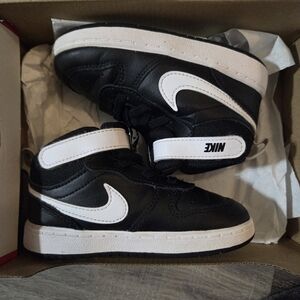 Nike Court Borough Mid Toddler Size 8c Black and White Sneakers In Box